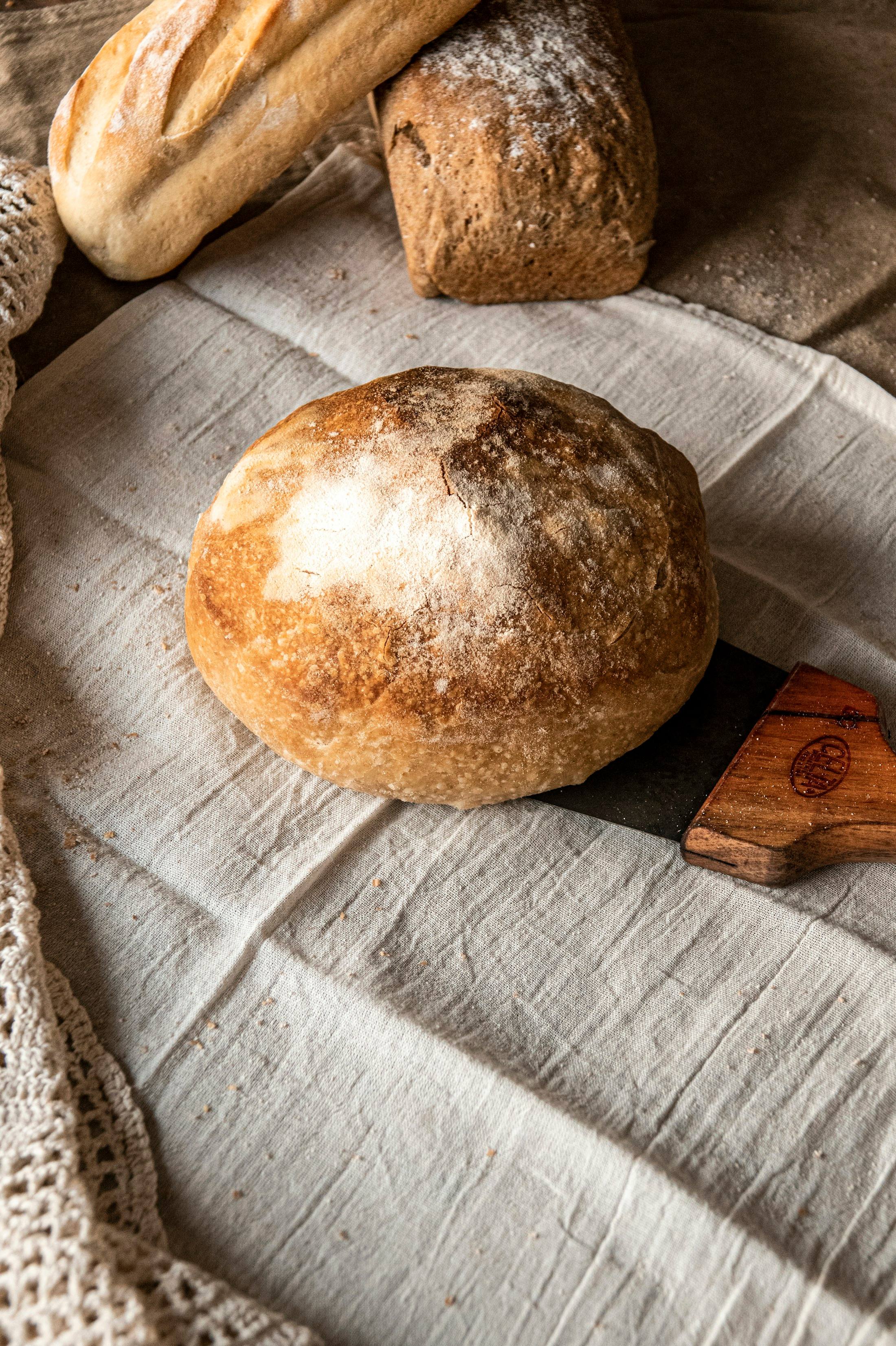 Vers gebakken brood op een linnen doek.